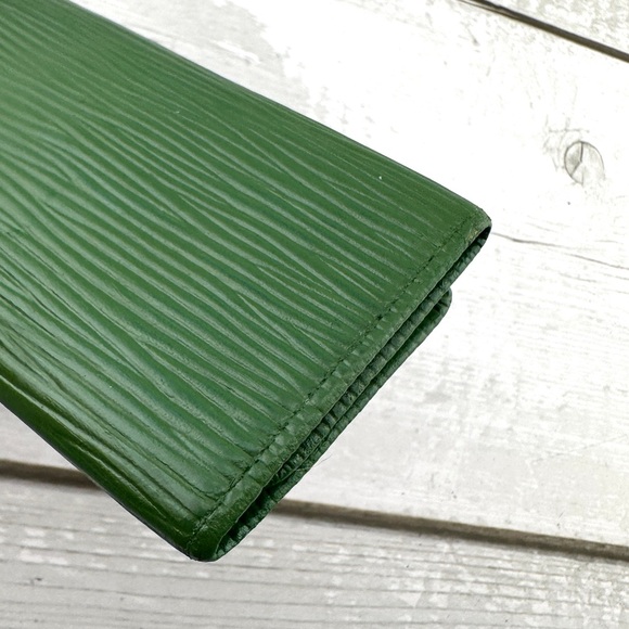 AUTHENTIC Louis Vuitton key holder. Green. - Picture 10 of 15